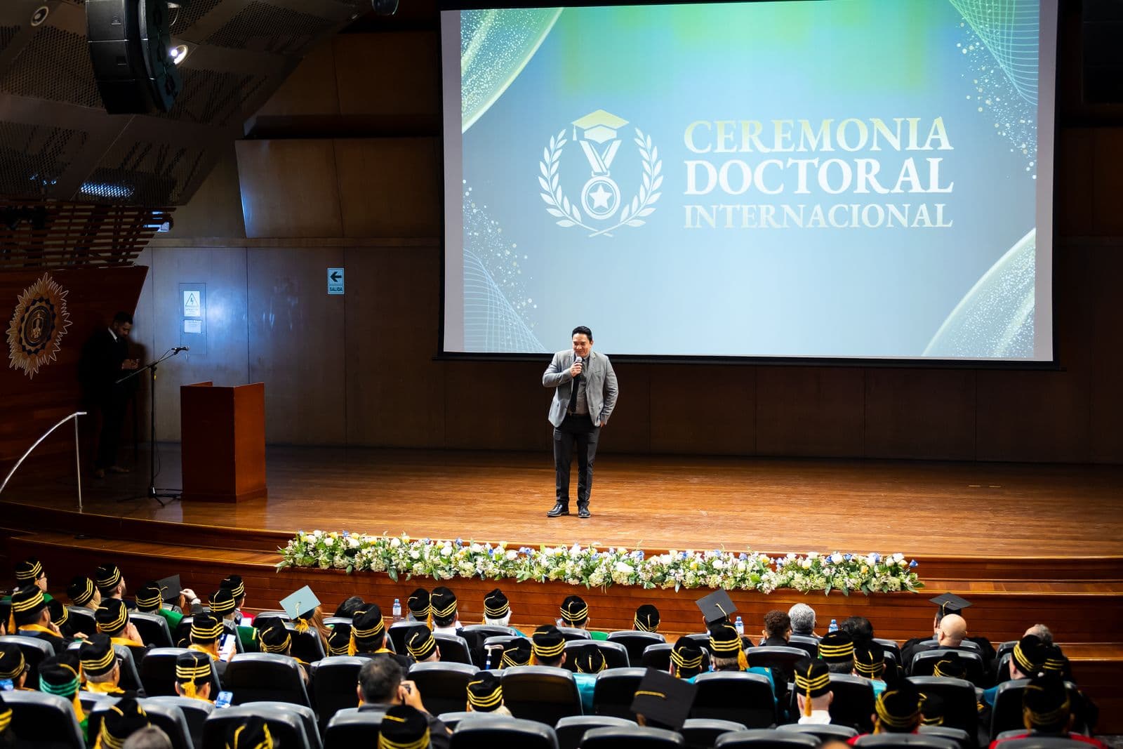 Auditorio durante un acto internacional del Colegio Oficial Internacional de Doctores