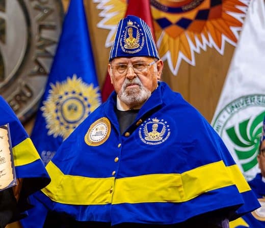 Integrante del Consejo Supremo en la mesa de honor