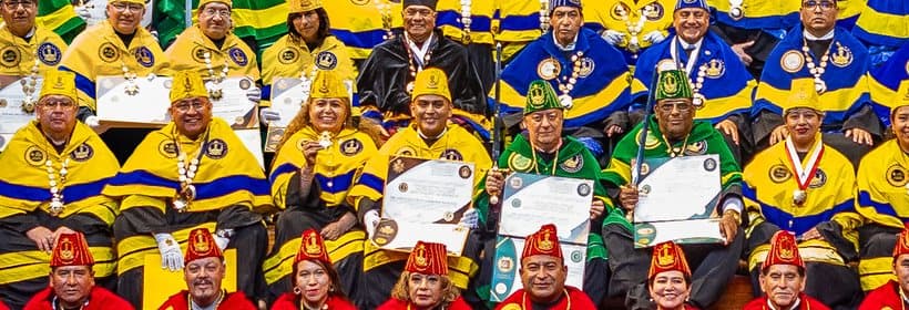 Colegiados Académicos con la toga y el birrete dorado de su categoría