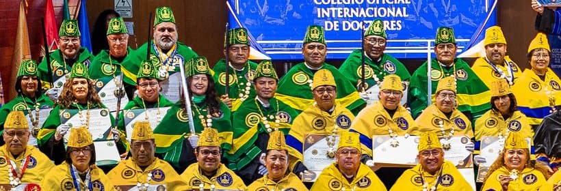 Colegiados PhD con la toga y el birrete verde de su categoría