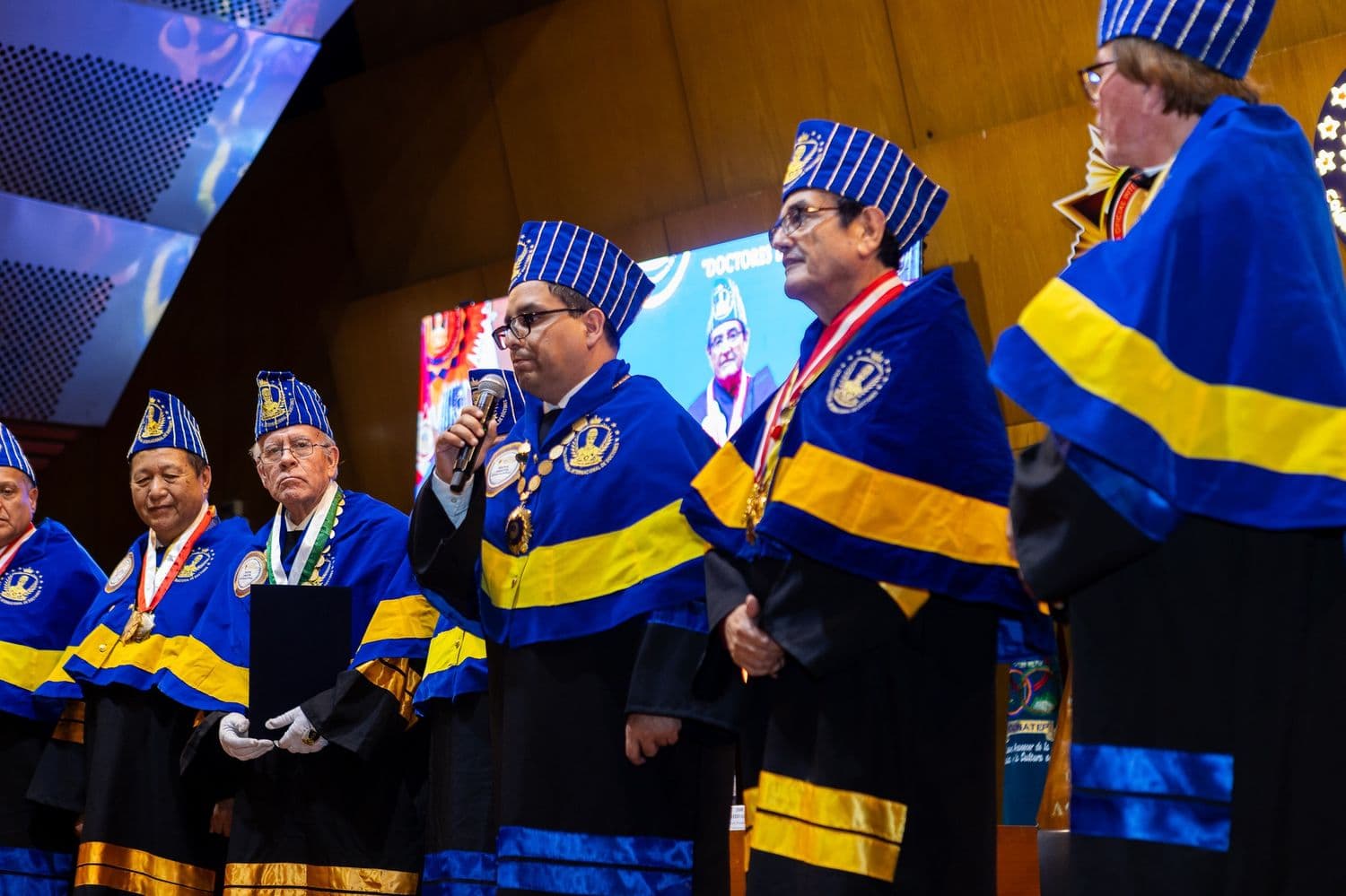 Colegiados durante la investidura