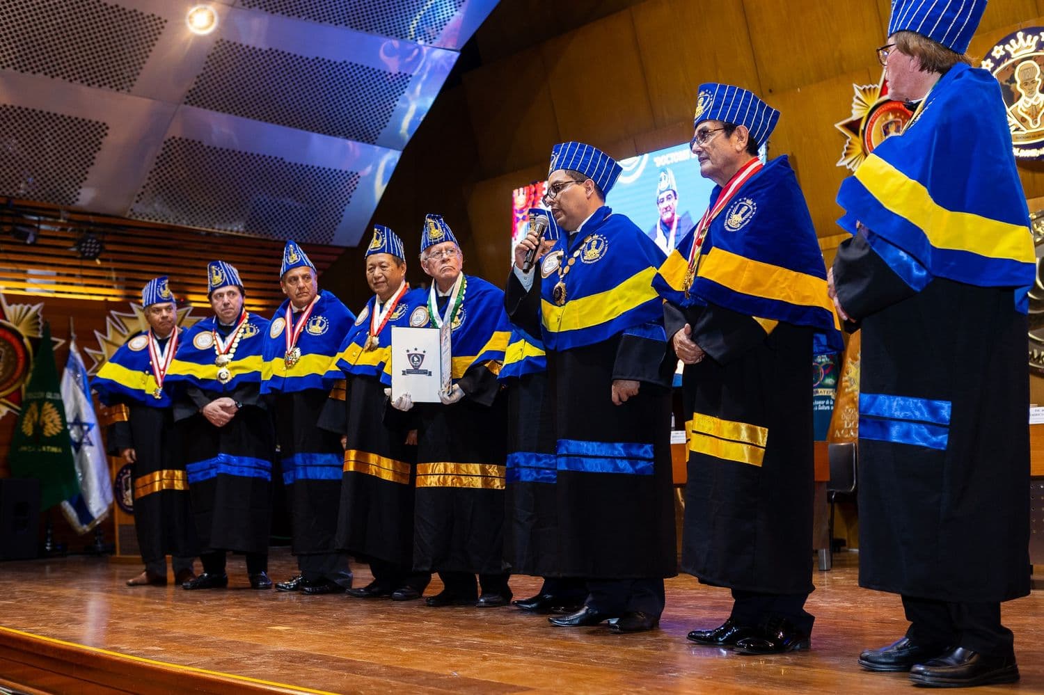 Doctores colegiados durante una ceremonia internacional